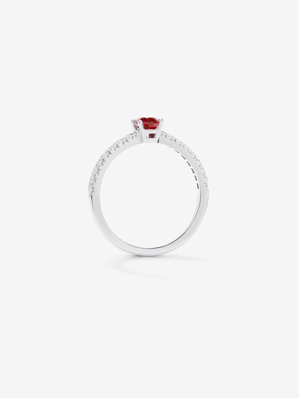 Anillo de oro blanco de 18kt con rubí de 0,63cts y brazo de diamantes, SO17089-R/A025_V