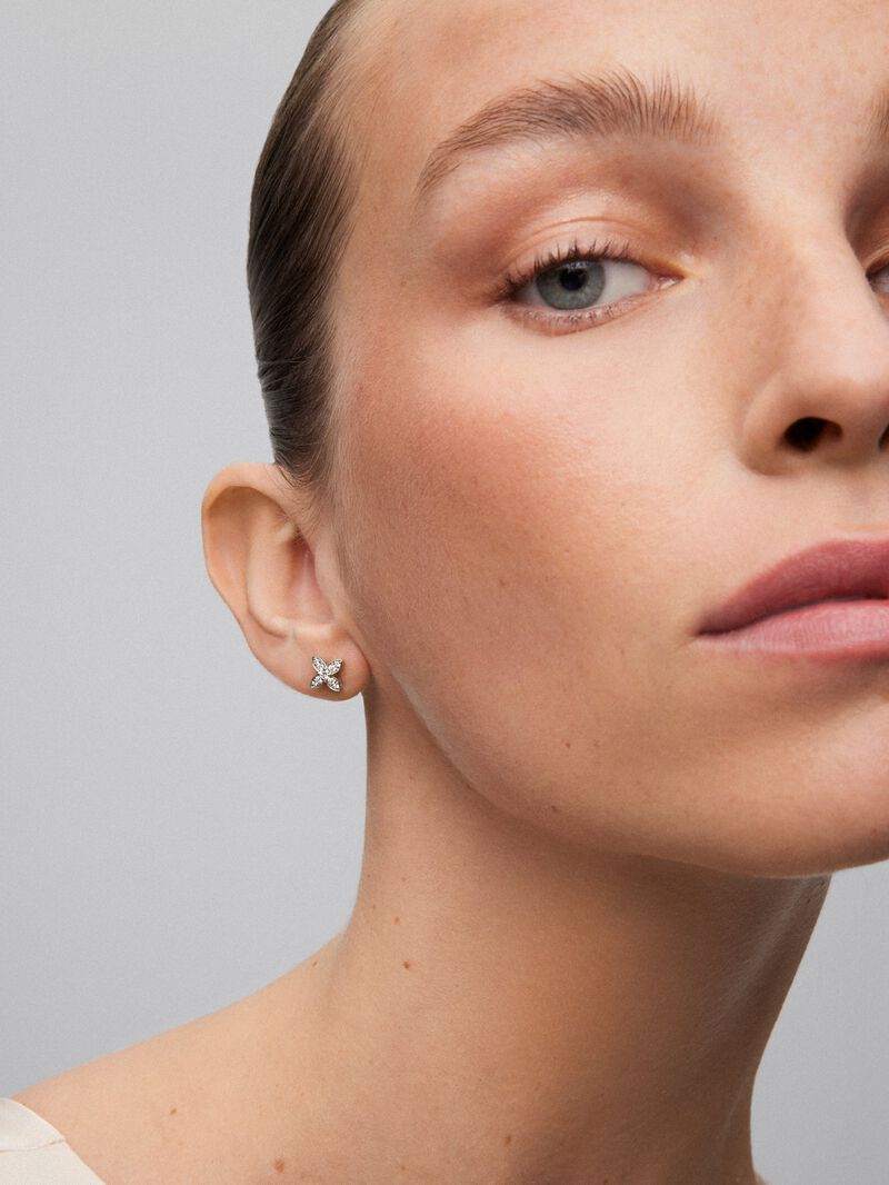 18K white gold earrings with 30 brilliant-cut diamonds with a total of 0.63 cts and 2 pear-cut green amethysts image number 5