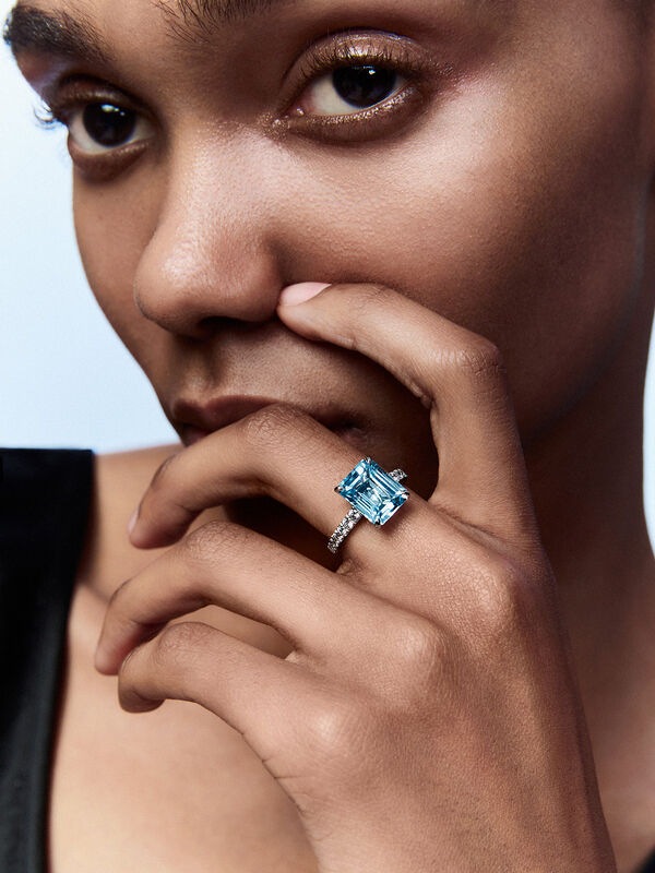 18 kt white gold ring with Sky blue topaz and diamonds, SO22088-OBDSKY11X9_V