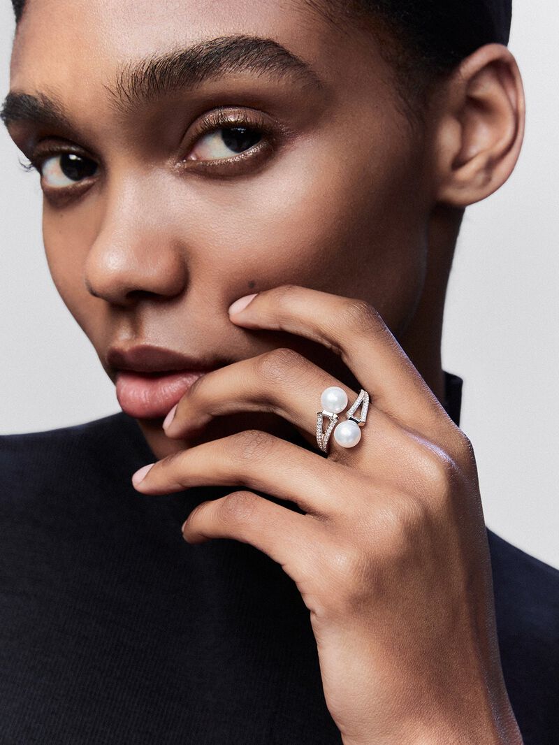 18kt white gold ring with Akoya pearls and diamonds. image number 0