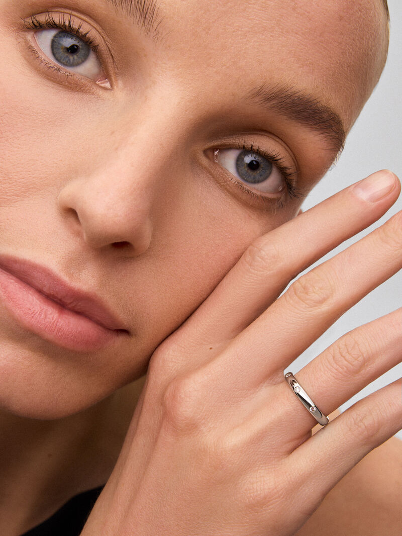 18K white gold ring with 3 brilliant-cut diamonds with a total of 0.09 cts image number 1