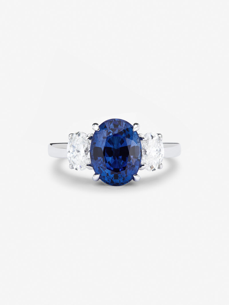 18K white gold triple ring with oval-cut royal blue sapphire of 4.05 cts and 2 oval-cut diamonds with a total of 1.05 cts image number 2