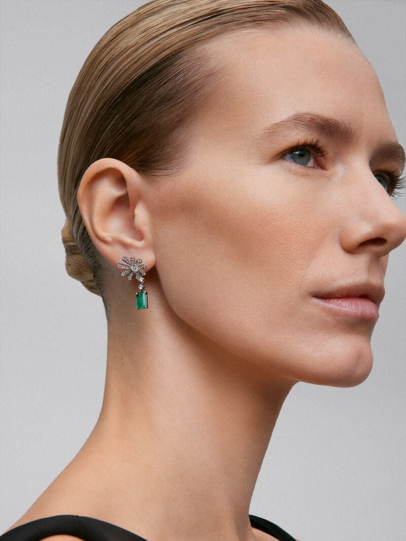 18K white gold earrings with green emeralds in octagonal size of 3.12 cts and white diamonds in bright size of 0.9 cts image number 3