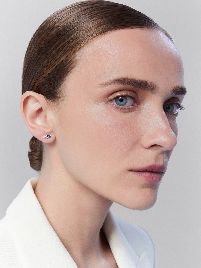 Right individual earring made of 18K white gold with sapphire and diamonds. image number 3