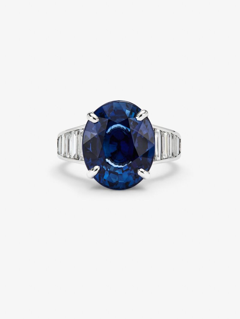 18K white gold ring with oval-cut blue sapphire of 11.18 cts and 16 baguette-cut diamonds with a total of 1.27 cts image number 2