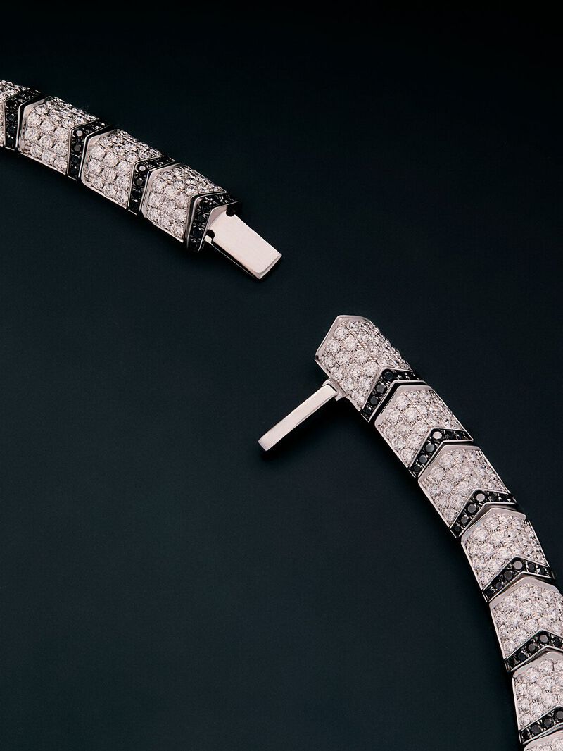 Rigid 18K white gold necklace with 1325 brilliant-cut white diamonds with a total of 19.09 cts, 453 brilliant-cut black diamonds with a total of 3.61 cts, and 2 trapezoid-cut emeralds with a total of 0. 13 cts in the shape of a tiger image number 8
