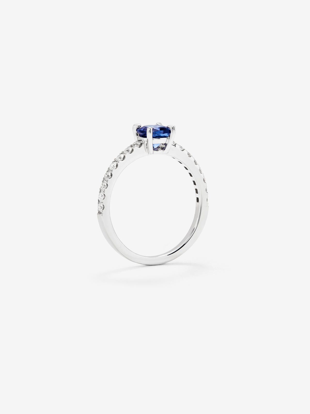 Anillo solitario de oro blanco de 18K con tanzanita en talla cushion de 0 72 cts y 16 diamantes en talla brillante con un total de 0 26 cts Suarez