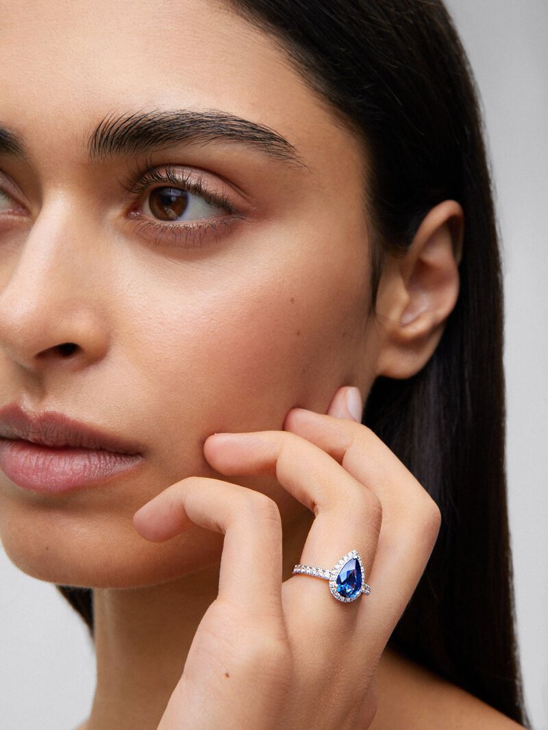 18K white gold ring with pear-cut blue sapphire of 1.83 cts and 32 brilliant-cut diamonds with a total of 0.44 cts image number 3