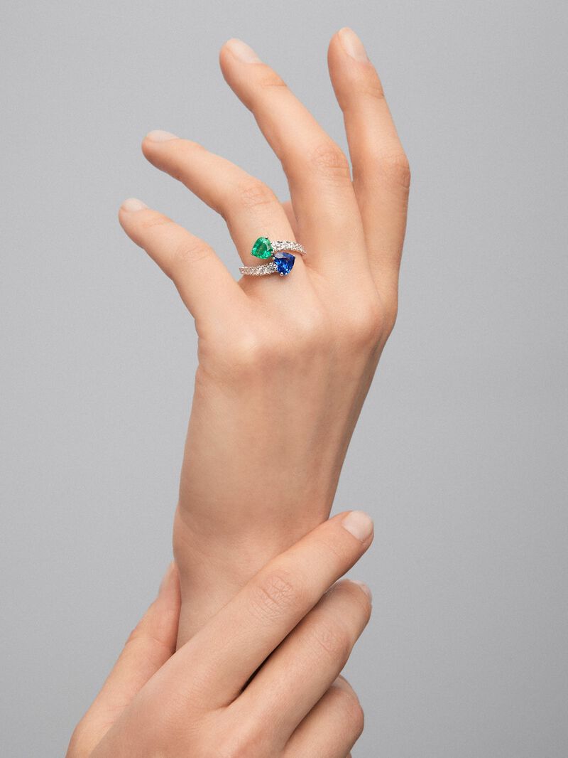 You and me ring in 18K white gold with intense blue pear-cut sapphire of 1.93 cts, pear-cut green emerald of 0.89 cts and 14 brilliant-cut diamonds with a total of 0.89 cts image number 3