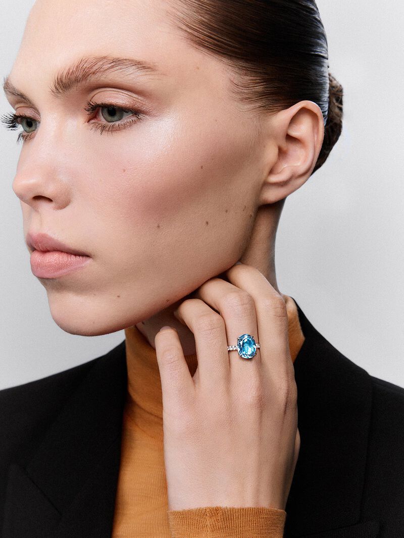 18K white gold ring with oval-cut sky blue topaz of 5.8 cts and 12 brilliant-cut diamonds with a total of 0.3 cts image number 3