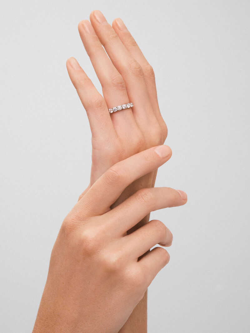 Entire 18K white gold ring with 18 brilliant-cut diamonds with a total of 2.5 cts image number 3