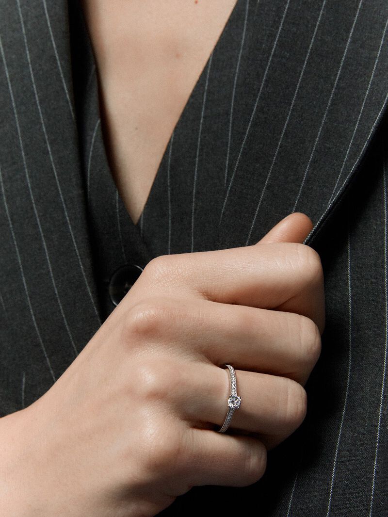 18K white gold solitaire ring with a central brilliant-cut diamond of 0.23 cts and an arm of 29 brilliant-cut diamonds with a total of 0.12 cts image number 3