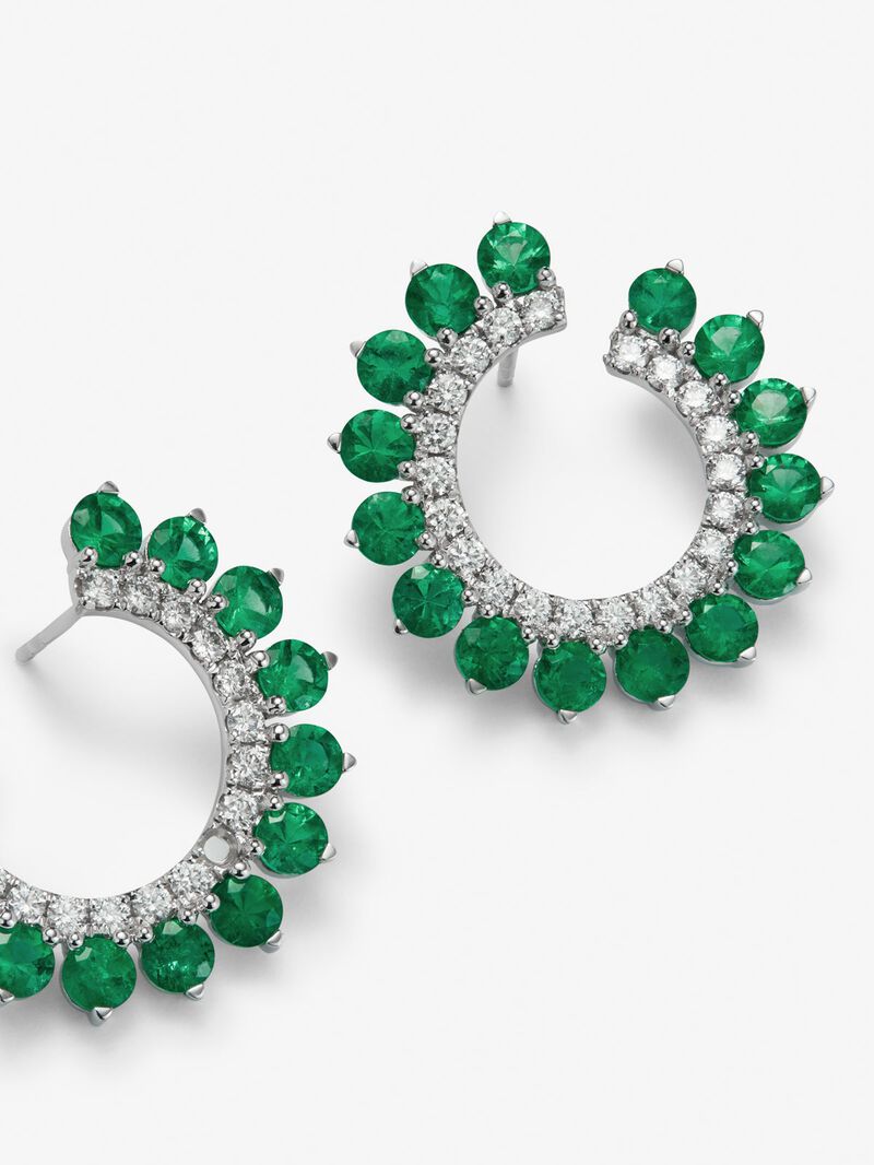 18K white gold hoop earrings with 30 brilliant-cut green emeralds with a total of 3.95 cts and 22 brilliant-cut diamonds with a total of 0.52 cts image number 3