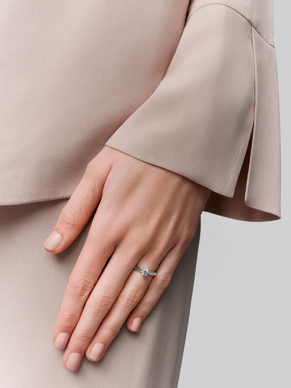 Anillo solitario de compromiso de oro blanco de 18kt con diamante D-VS1 de 0,40cts, SL16007-00D040/DVS1_V