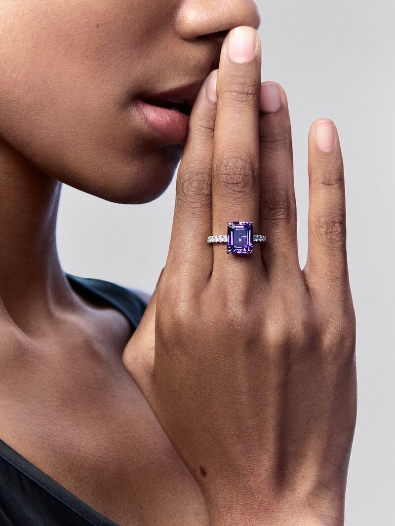 18K white gold ring with emerald-cut purple amethyst of 4.25 cts and 14 brilliant-cut diamonds with a total of 0.32 cts image number 1