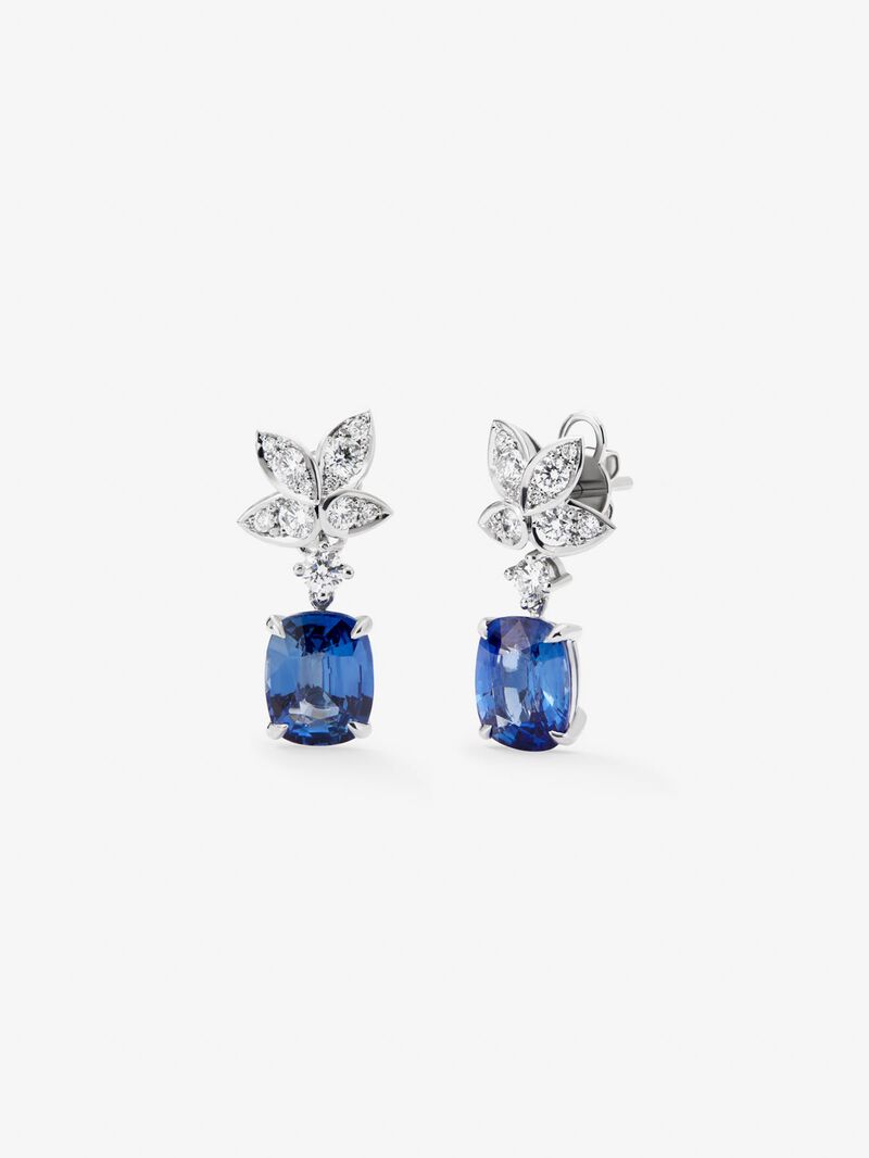 18K white gold earrings with 2 cushion-cut blue sapphires with a total of 6.69 cts and 22 brilliant-cut diamonds with a total of 0.89 cts image number 0