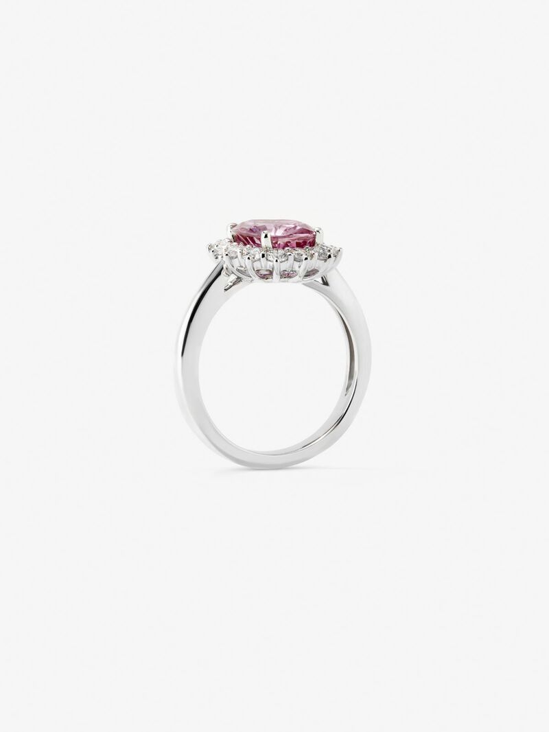 18K white gold ring with vivid pink sapphire in oval cut of 3.04 cts and 14 brilliant-cut diamonds with a total of 0.6 cts image number 4
