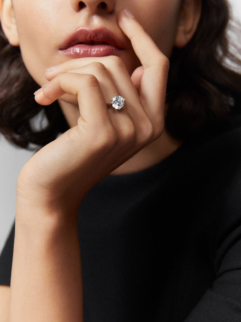 18K white gold compromise ring with 2 carat central diamond image number 3