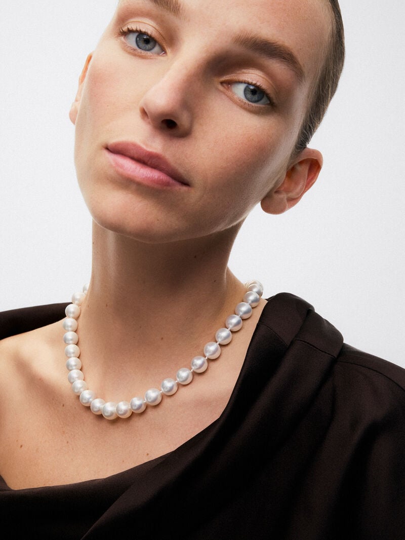 Australian Pearl Pendant with 18K White Gold Clasp image number 1