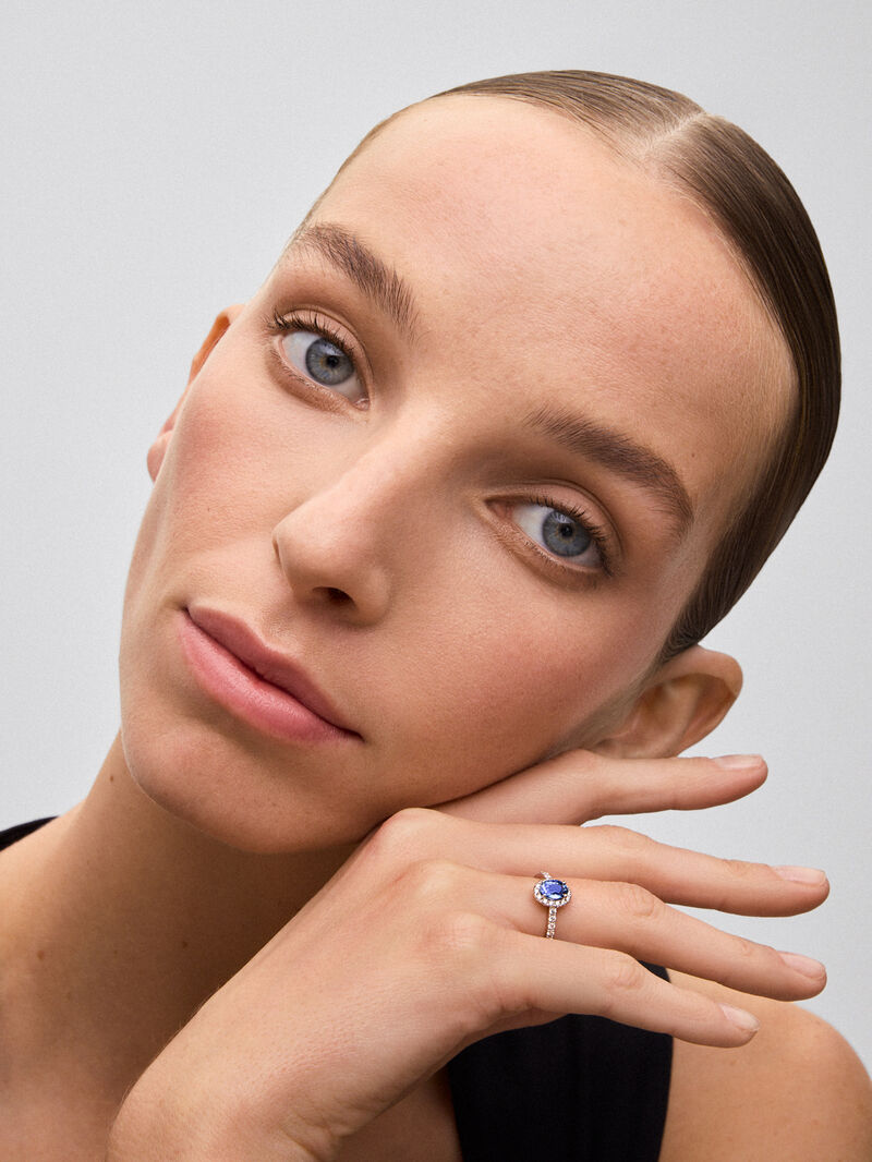 18K white gold ring with a 0.91 ct oval-cut blue sapphire and a brilliant-cut diamond border with a total of 0.37 cts image number 1