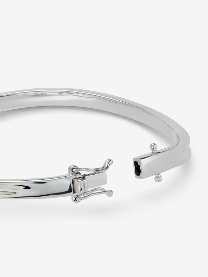 18K white gold bracelet with a 0.14 ct brilliant-cut central diamond, diamond pavé, and a maple leaf design image number 4