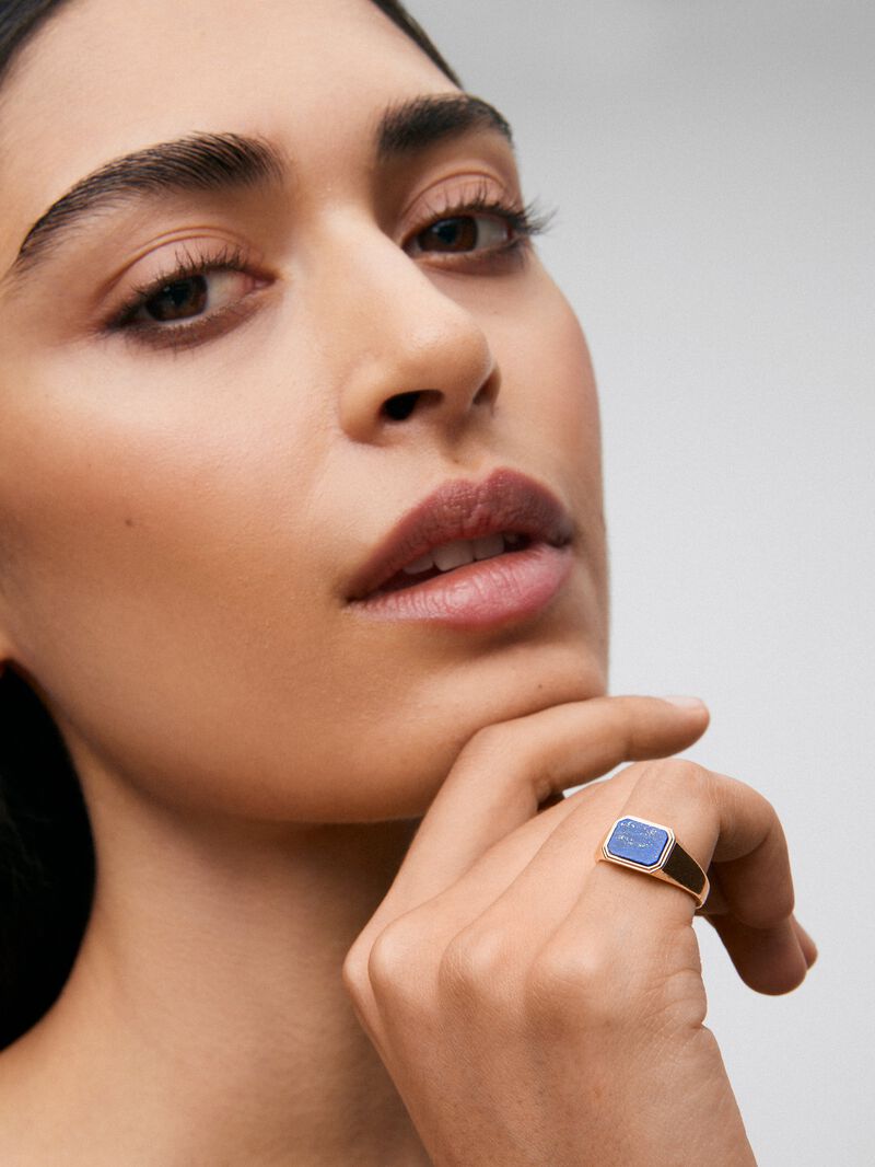 18k yellow gold medium signet ring with lapis lazuli image number 3