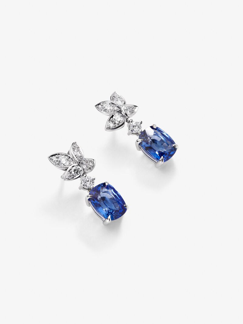 18K white gold earrings with 2 cushion-cut blue sapphires with a total of 6.69 cts and 22 brilliant-cut diamonds with a total of 0.89 cts image number 2