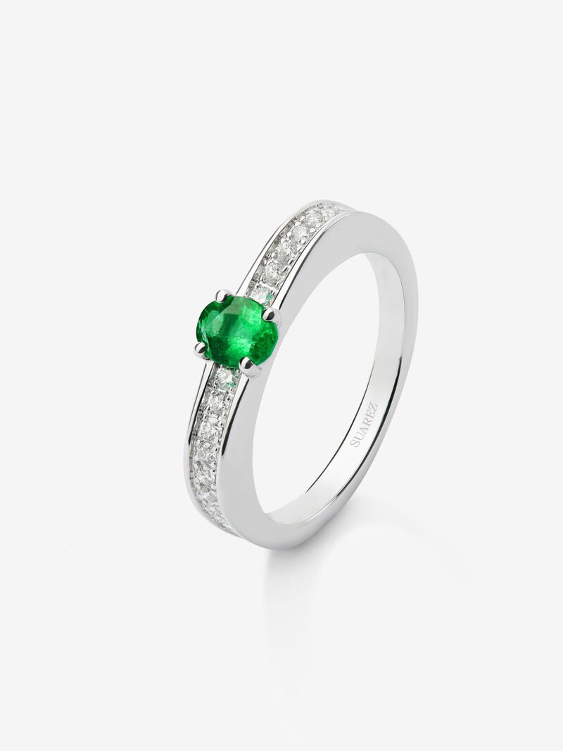 18K white gold ring with oval-cut emerald of 0.32 cts and 22 brilliant-cut diamonds with a total of 0.15 cts image number 0