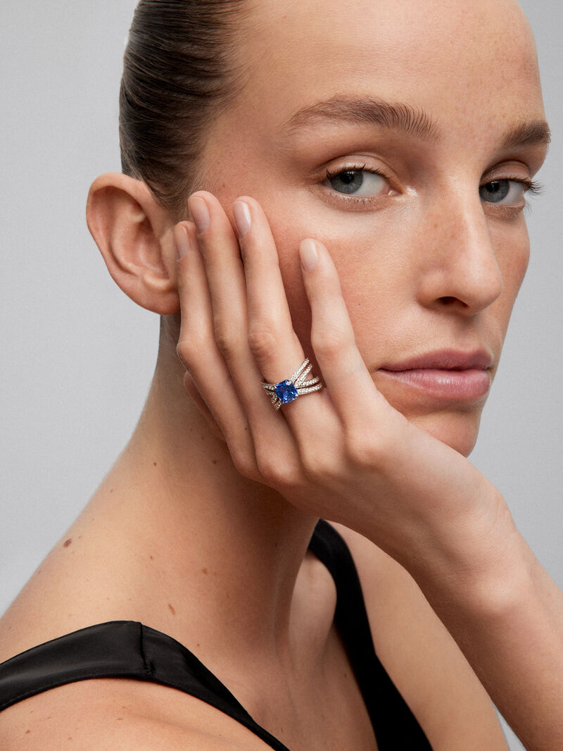 18K white gold multi-arm ring with octagonal-cut blue sapphire of 3.13 cts and brilliant-cut diamonds with a total of 1.07 cts image number 1