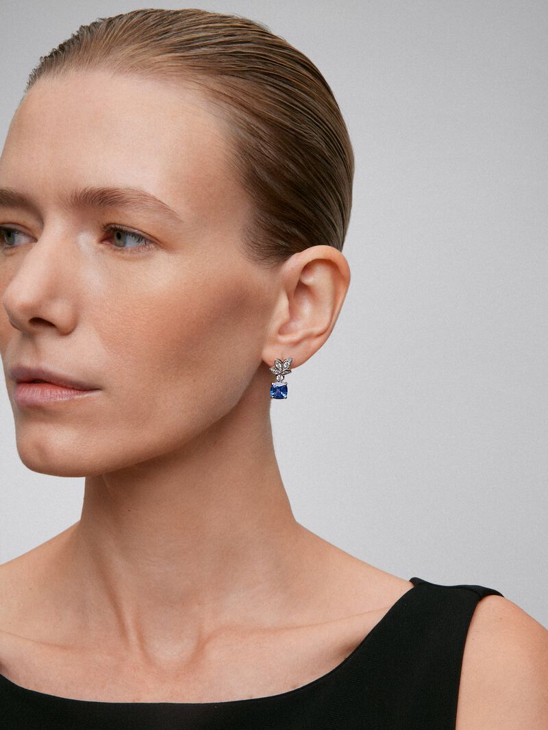 18K white gold earrings with 2 cushion-cut blue sapphires with a total of 5.95 cts and 22 brilliant-cut diamonds with a total of 0.9 cts image number 3