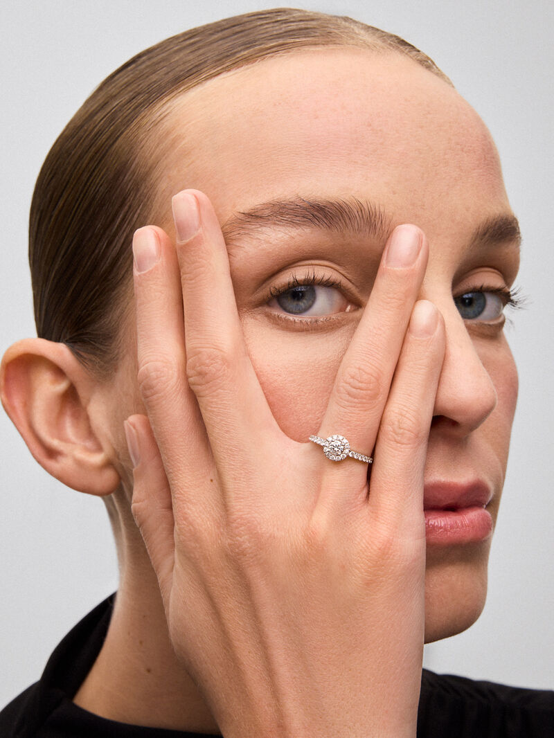 18K white gold ring with central brilliant-cut diamond of 0.3 cts and border and arm with 26 brilliant-cut diamonds with a total of 0.37 cts image number 1