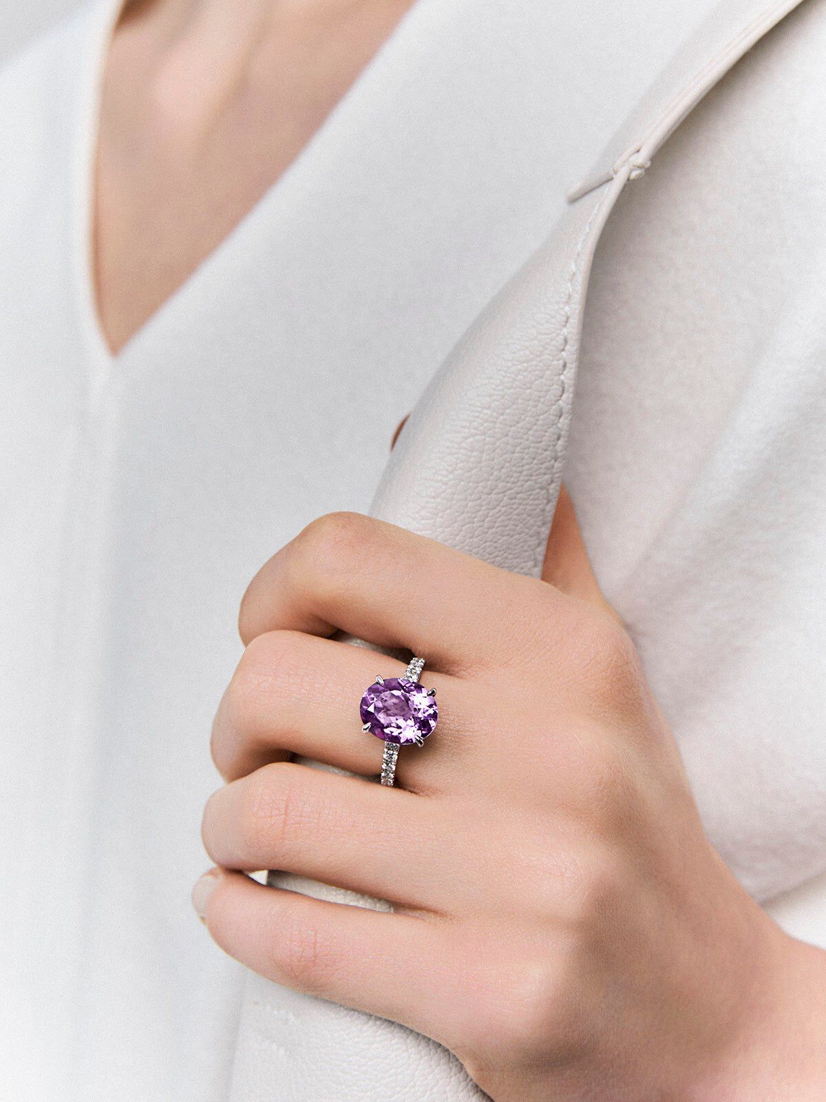 Anillo de oro blanco de 18K con amatista morada en talla oval de 4 35 cts y 12 diamantes en talla brillante con un total de 0 29 cts Suarez
