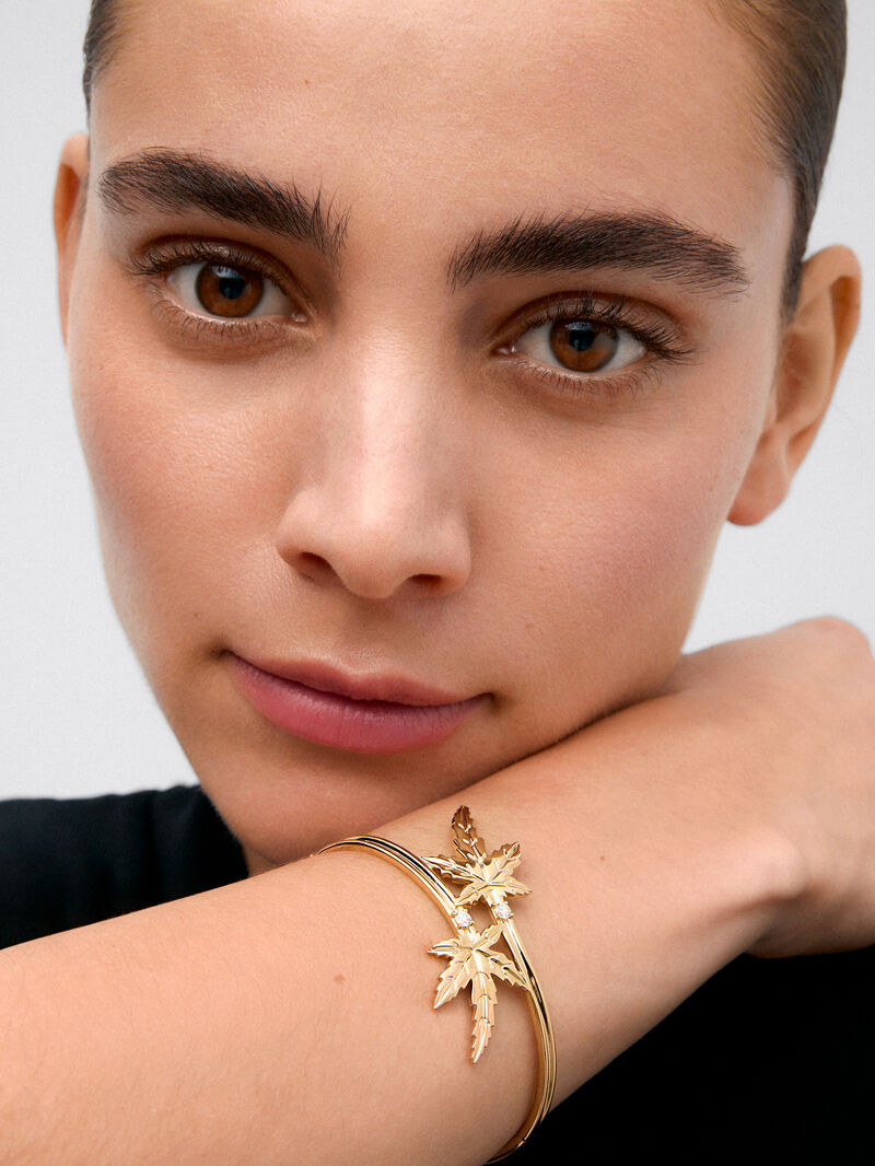18K Yellow Gold Bracelet with 2 Brilliant-Cut Diamonds Totaling 0.20 cts and Maple Leaf Shape image number 3