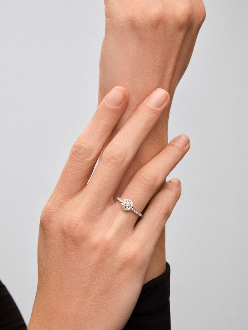 18K white gold ring with central brilliant-cut diamond of 0.3 cts and border and arm with 26 brilliant-cut diamonds with a total of 0.37 cts image number 3