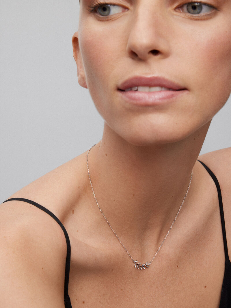 18K White Gold Leaf Pendant Chain with Diamond image number 3