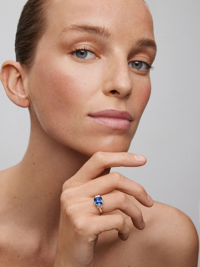 18K white gold triple ring with emerald-cut blue sapphire of 4.07 cts and 2 emerald-cut diamonds with a total of 0.81 cts image number 1