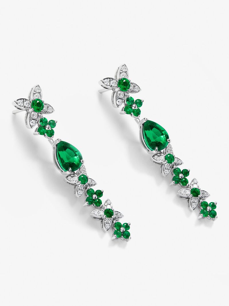 18K white gold earrings with green and bright emeralds of 3.4 cts and diamonds 0.49 cts image number 2