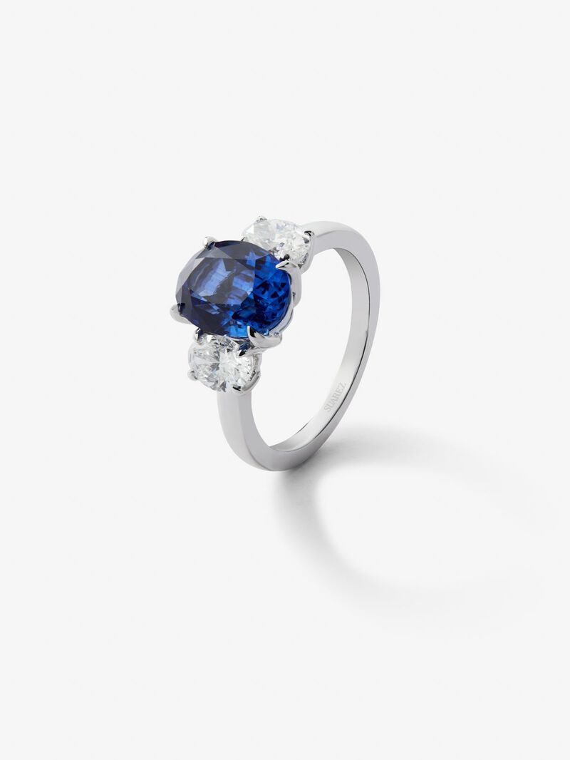 18K white gold triple ring with oval-cut royal blue sapphire of 4.05 cts and 2 oval-cut diamonds with a total of 1.05 cts image number 0