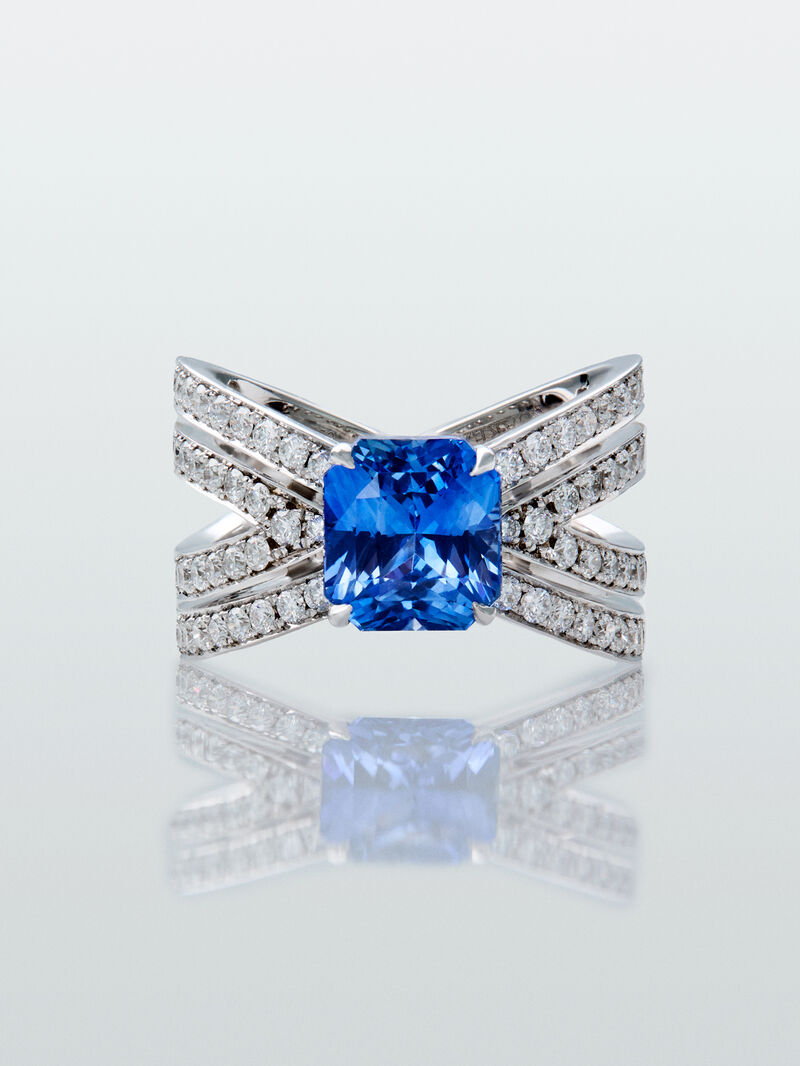 18K white gold multi-arm ring with octagonal-cut blue sapphire of 3.13 cts and brilliant-cut diamonds with a total of 1.07 cts image number 2