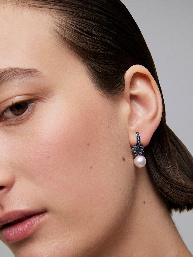 Double hoop earring made of 925 silver combined with an 8.5 mm Akoya pearl and sapphire. image number 1