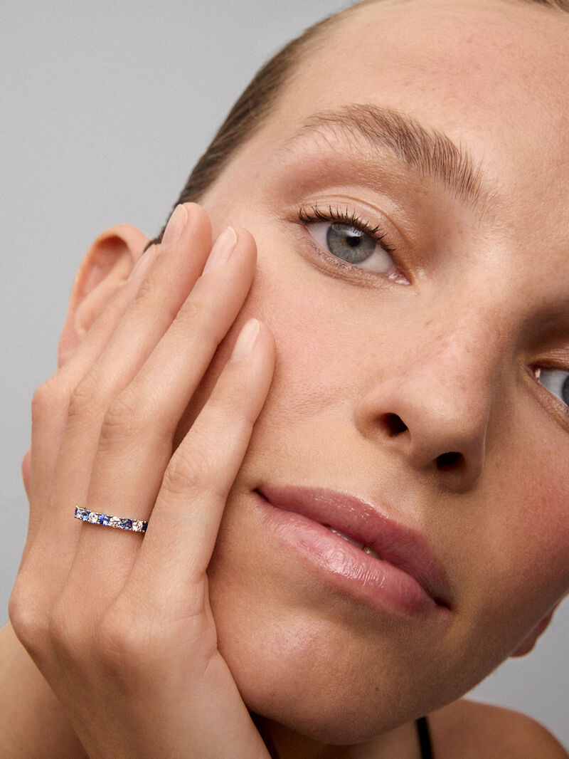 Half ring in 18K white gold with 5 brilliant-cut blue sapphires with a total of 0.39 cts and 4 brilliant-cut diamonds with a total of 0.24 cts image number 3