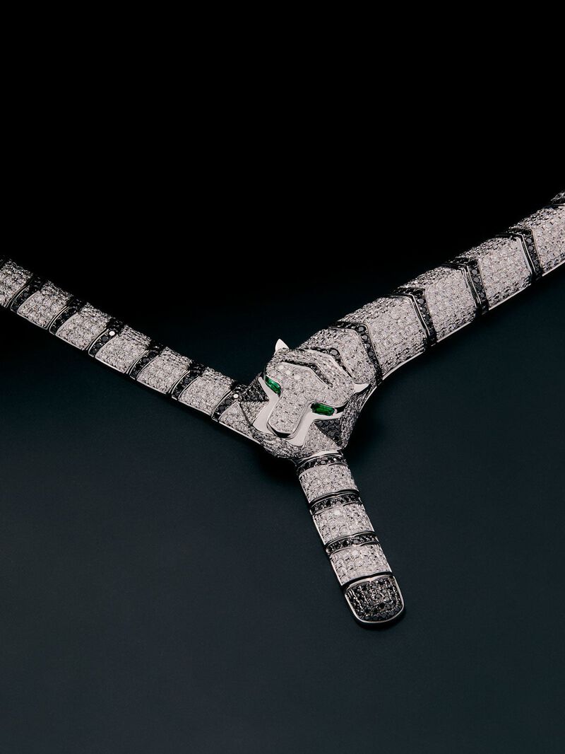 Rigid 18K white gold necklace with 1325 brilliant-cut white diamonds with a total of 19.09 cts, 453 brilliant-cut black diamonds with a total of 3.61 cts, and 2 trapezoid-cut emeralds with a total of 0. 13 cts in the shape of a tiger image number 2