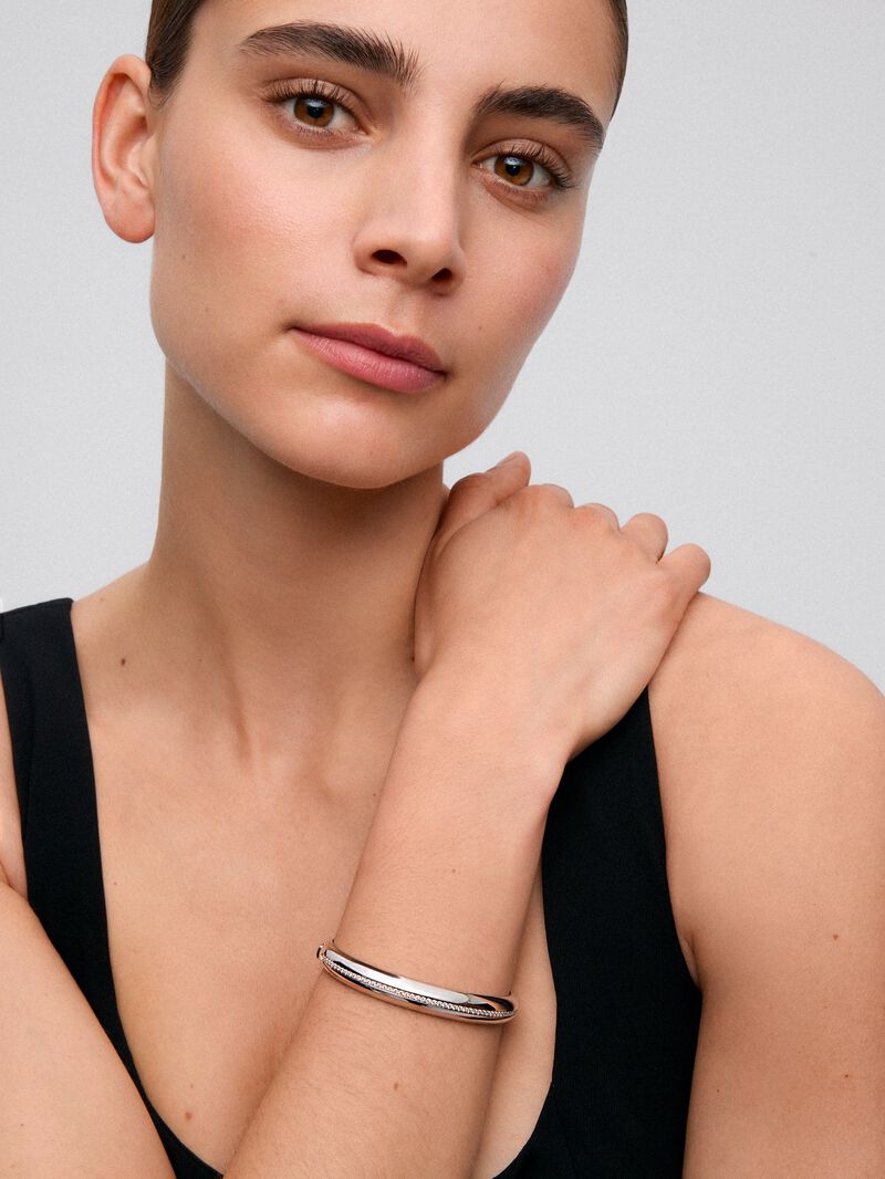 Rigid 18K White Gold Bracelet with Pavé Brilliant-Cut Diamonds image number 3