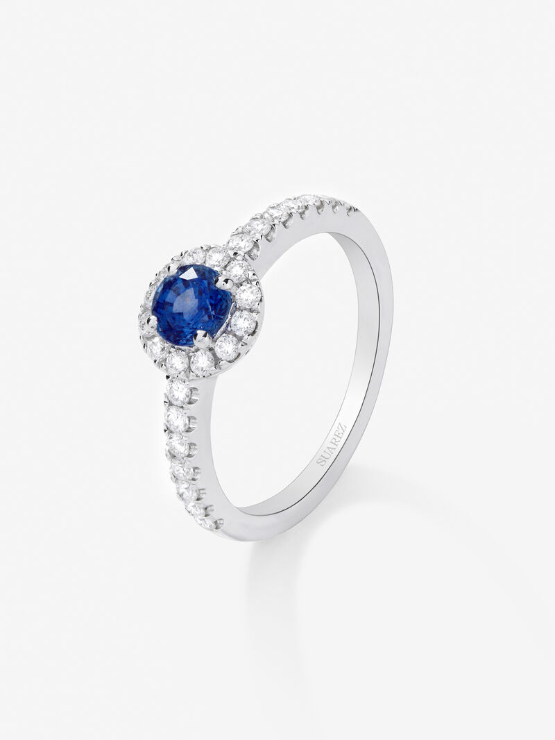 18K white gold ring with brilliant-cut blue sapphire of 0.71 cts and border and arm of 26 brilliant-cut diamonds with a total of 0.36 cts image number 0