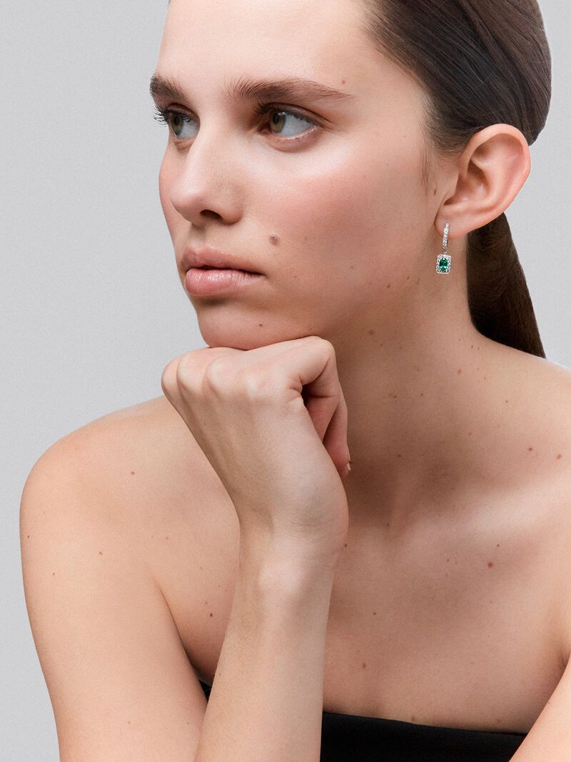 18kt white gold creole earrings with 0.53cts emerald and diamonds. image number 1