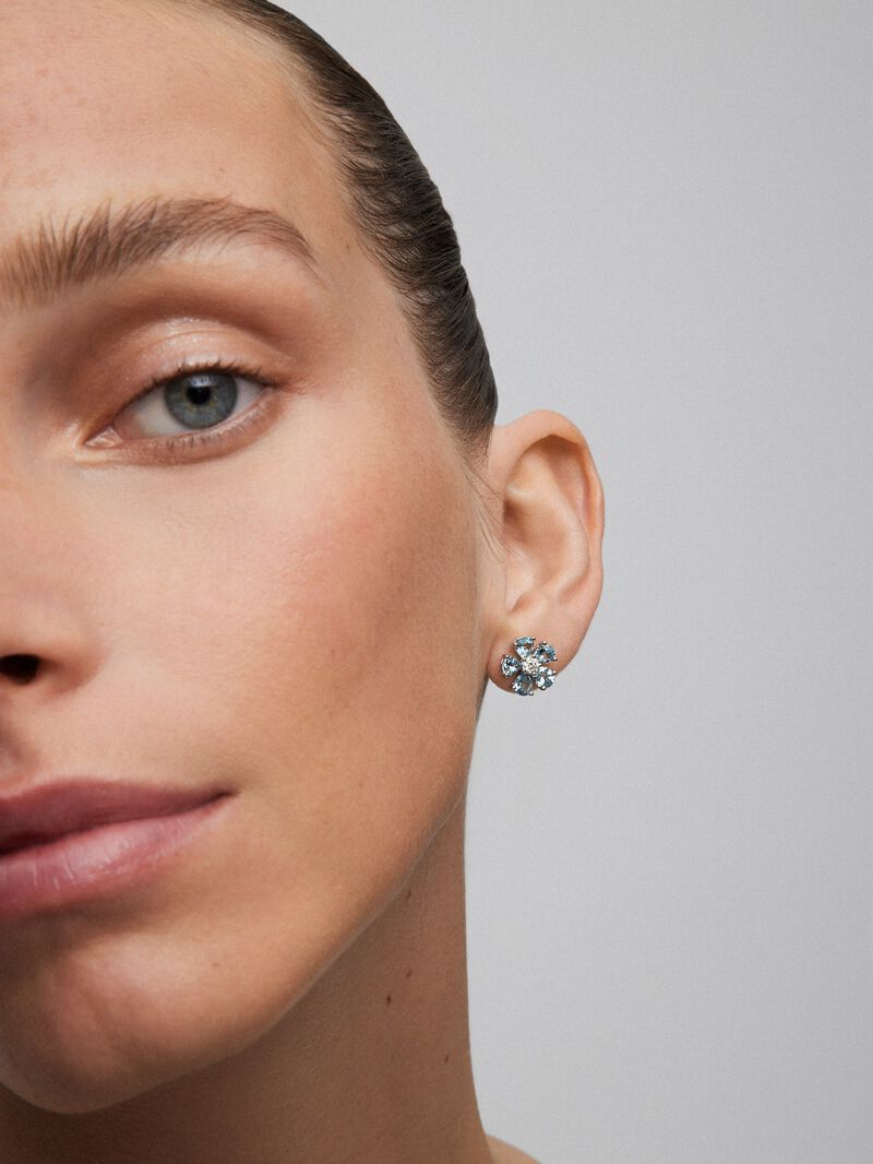 18K white gold earrings with 2.5 ct pear-cut aquamarines and 0.3 ct brilliant-cut diamonds in the shape of a flower image number 3