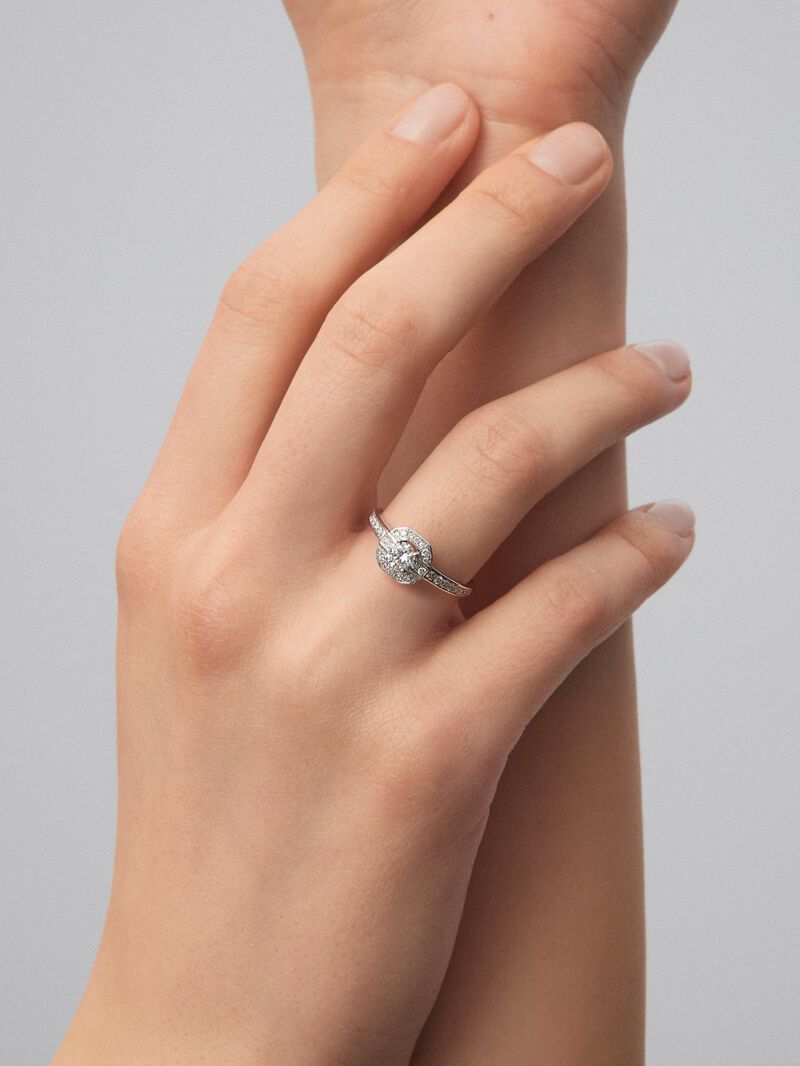 18K white gold ring with central brilliant-cut diamond of 0.3 cts and border and arm of 34 brilliant-cut diamonds with a total of 0.22 cts image number 3