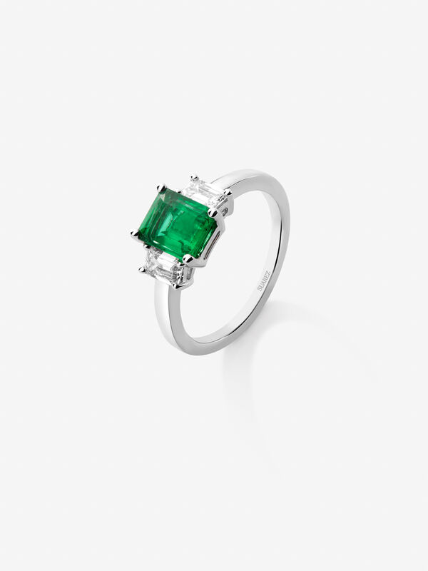 Anillo tresillo de oro blanco de 18kt con esmeralda verde de 1,35cts y diamantes talla esmeralda, SO21085-E/A013_V