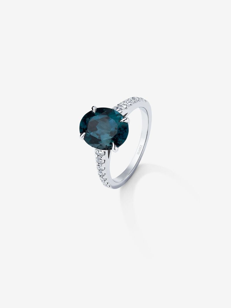 18K white gold ring with oval-cut London blue topaz of 4.25 cts and 14 brilliant-cut diamonds with a total of 0.32 cts image number 0