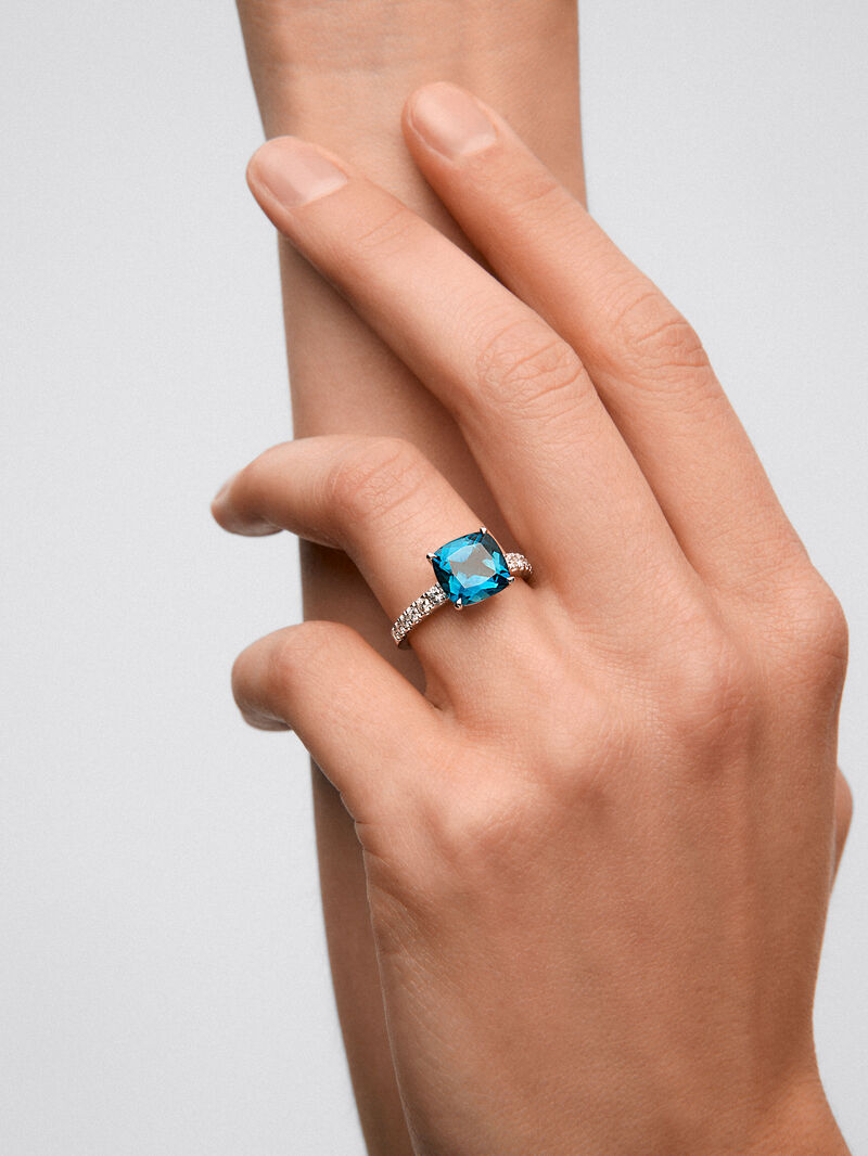 18K white gold ring with cushion-cut London blue topaz of 3.8 cts and 12 brilliant-cut diamonds with a total of 0.29 cts image number 1